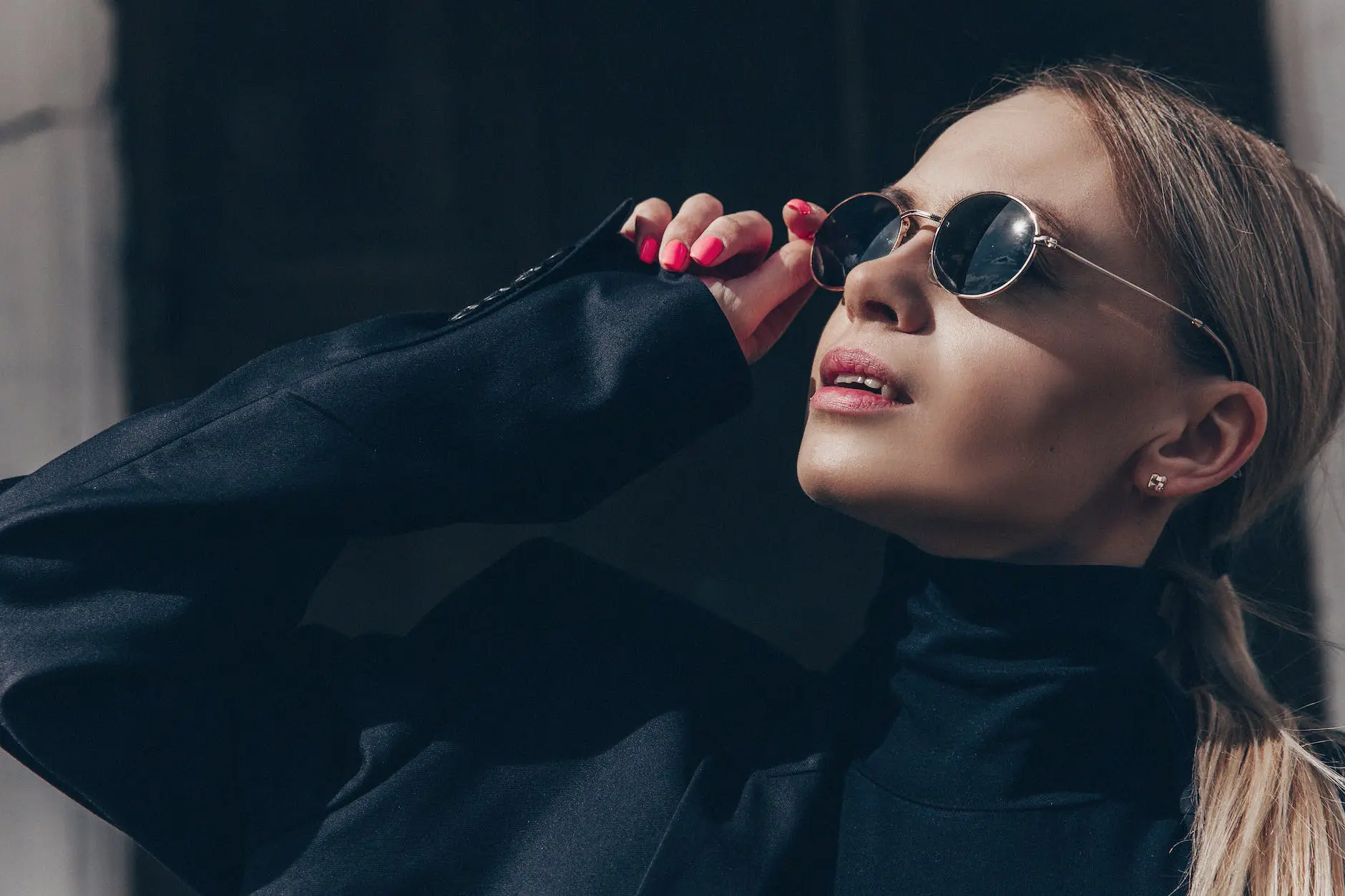 close up photo of woman wearing sunglasses